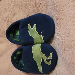Wonder nation, size 5/6, dinosaur house shoes.